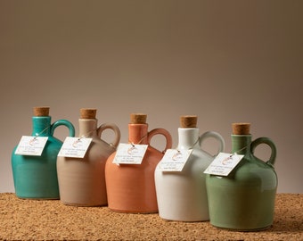 Bottiglia in ceramica fatta a mano con olio extravergine di oliva toscano di qualità superiore, dosatore per olio d'oliva