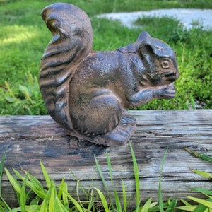 &quot;Bemalte Gartenstatue &quot;&quot;Eichhörnchen isst Nuss&quot;&quot; aus Beton.&quot;