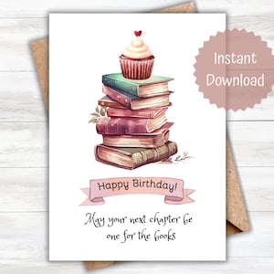 Puede incluir: Tarjeta de cumpleaños con una ilustración de una pila de libros coronada por una magdalena. La tarjeta tiene el texto "Happy Birthday!" y "May your next chapter be one for the books." Un sello rosa dice "Instant Download".