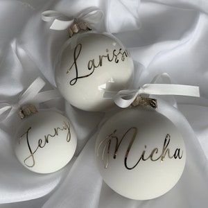 Weihnachtskugeln personalisiert wollweiß creme I personalisierte Christbaumkugeln Glas 8cm Bild 1