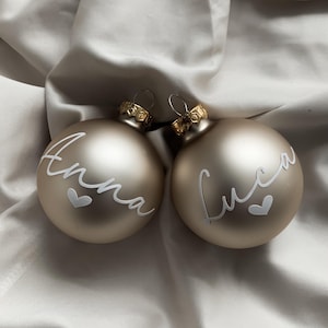Weihnachtskugel personalisiert I Weihnachtskugeln aus  Glas mit Name I 6cm  Weihnachtskugel I Anhänger für Geschenke I Geschenkanhänger Name