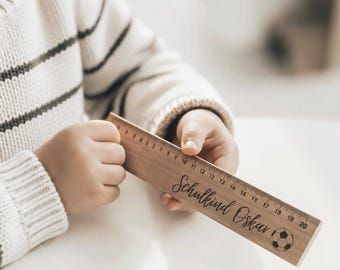Personalisiertes Lineal aus Holz Fußball I Lineal 20 cm | Schulkind 2026 | Einschulung | Inhalt Schultüte I Schulanfang Geschenk Fußball