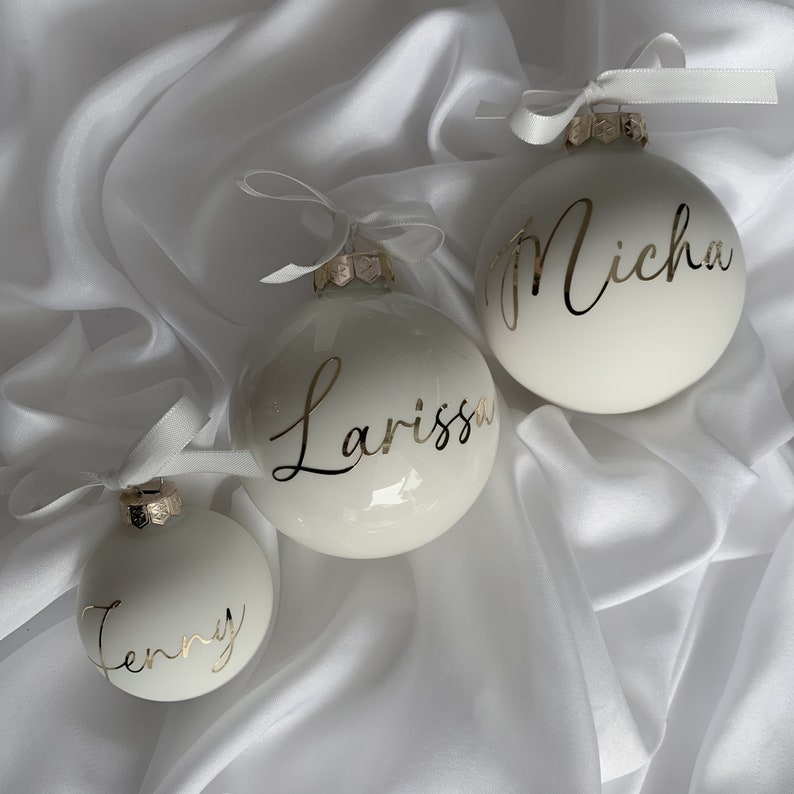 Weihnachtskugeln personalisiert wollweiß creme I personalisierte Christbaumkugeln Glas 8cm Bild 4