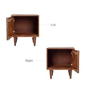 Pu&ograve; includere: Due comodini in legno con ante aperte. I comodini sono di un caldo colore marrone e hanno un design semplice e squadrato. Ogni comodino ha tre gambe, con la gamba anteriore sinistra di ciascuno con un design tornito decorativo.