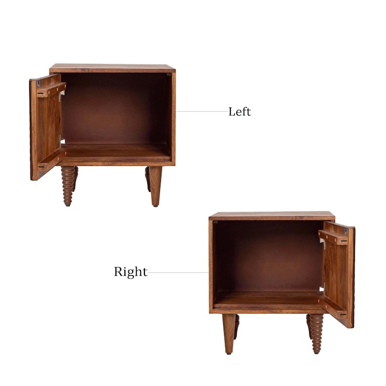 Pu&ograve; includere: Due comodini in legno con ante aperte. I comodini sono di un caldo colore marrone e hanno un design semplice e squadrato. Ogni comodino ha tre gambe, con la gamba anteriore sinistra di ciascuno con un design tornito decorativo.