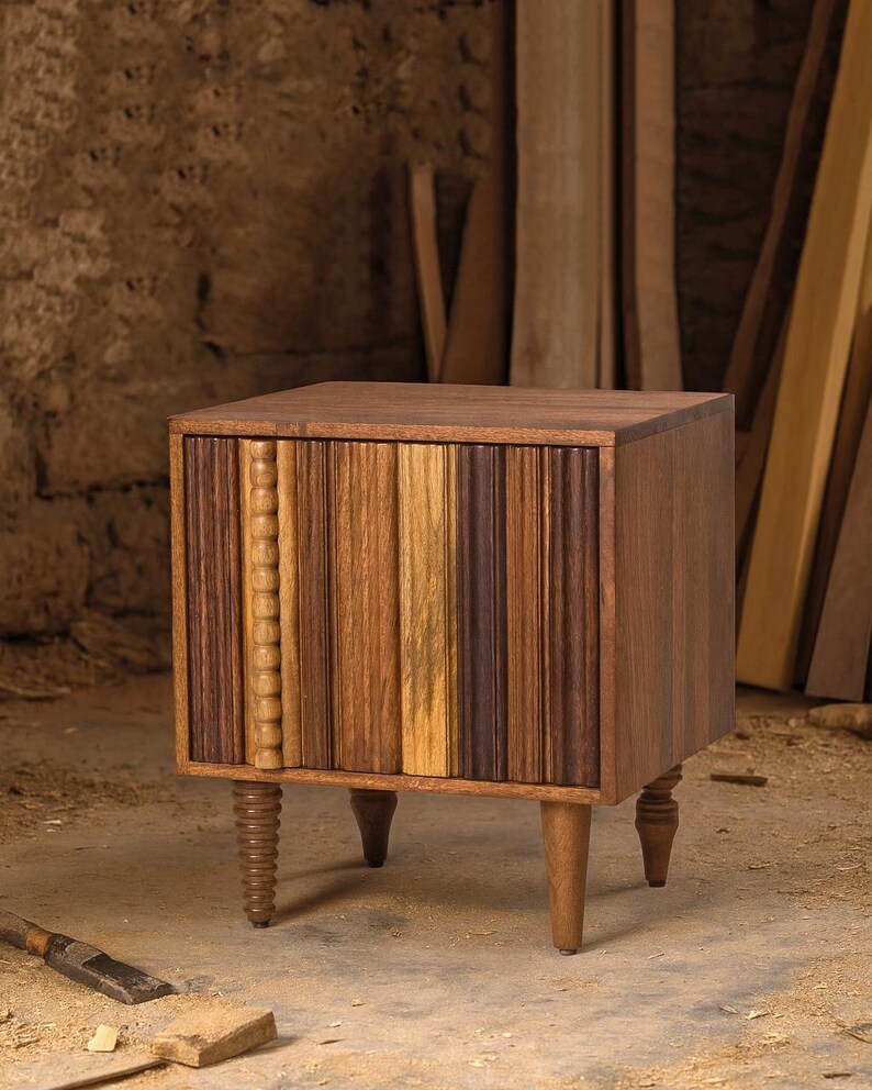 Pu&ograve; includere: Un comodino in legno fatto a mano con un design frontale unico con doghe di legno verticali in varie tonalit&agrave; di marrone e beige. Il comodino ha quattro gambe, con le due gambe anteriori con un design a spirale. Lo stile generale &egrave; rustico e moderno.