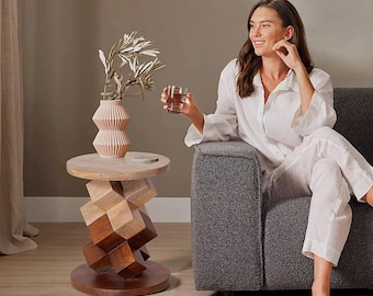 Tavolino laterale geometrico in legno di mango fatto a mano, mobile d'accento moderno a forma di cubo.