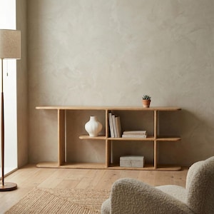 Puede incluir: Un juego de tres tazas de cerámica con un acabado mate moteado. Las tazas son de color crema, gris claro y gris oscuro. Cada taza tiene un diseño simple y minimalista.