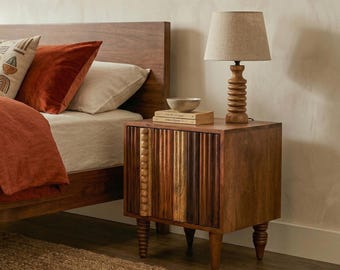 Mesita de noche bohemia hecha a mano: mesita de noche de madera maciza de mango con puerta