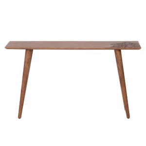 K&ouml;nnte beinhalten: Ein rechteckiger Holztisch mit nat&uuml;rlicher Oberfl&auml;che. Der Tisch hat vier abgewinkelte Beine und ein dekoratives Muster an einem Ende. Der Tisch ist etwa 122 cm lang.