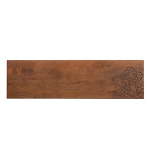 K&ouml;nnte beinhalten: Rechteckiges Servierbrett aus Holz mit einer satten braunen Oberfl&auml;che. Aufwendiges, dunkelbraunes Blumenmuster ist in der unteren rechten Ecke einge&auml;tzt. Die Holzmaserung ist sichtbar und verleiht der Oberfl&auml;che Textur. Ideal zum Servieren von Vorspeisen.