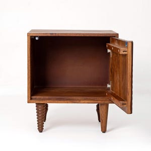 Comodino Boho fatto a mano – Comodino in legno massello di mango con anta immagine 11