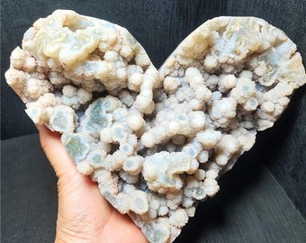 Kleurrijk hart van agaatgeodekwartskristal: natuurlijke, gestreepte helende steen, ideaal als cadeau.