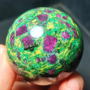 AAA natuurlijke gepolijste grootmoeder groene robijn kristallen bol genezing/palmstenen bal/chakra/reiki/meditatie/speciaal cadeau/genezing kristal