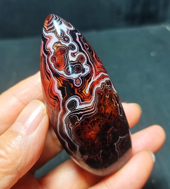 研磨された縞瑪瑙の水晶ポイント - マダガスカル産ヒーリングストーン