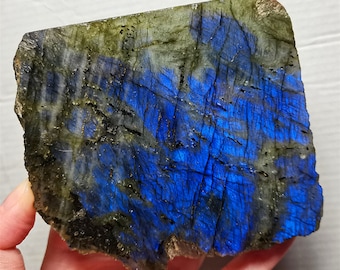 Labradorita azul con forma de corazón: piedra preciosa pulida de palma