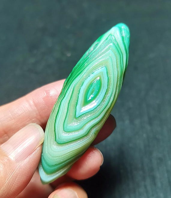縞瑪瑙 卵石 緑 striped agate Natural Gobi Agate Stone: Hand Carved Healing Crystal (67x21x20mm
