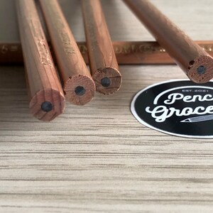 K&ouml;nnte beinhalten: Nahaufnahme von vier Bleistiften aus Holz mit schwarzen Graphitminen. Die Bleistifte sind angespitzt und einsatzbereit.
