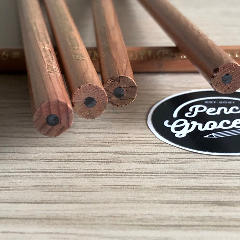 K&ouml;nnte beinhalten: Nahaufnahme von vier Bleistiften aus Holz mit schwarzen Graphitminen. Die Bleistifte sind angespitzt und einsatzbereit.
