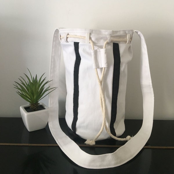 sac seau, sac de plage, recyclage tissus, sac de travail, sac de sport, sac à provisions, poches, bande noire, blanc