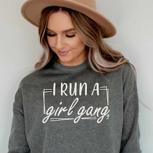 I Run A Girl Gang SVG, Girl SVG, Girl Gang SVG, Girl Power SVG, Strong Women SVG, Cut File für Cricut und Silhouette