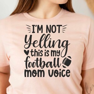 Ik schreeuw niet dit is mijn football moeder stem Svg, Boy Mama Svg, voetbal shirt svg, voetbal bal svg, Cut File voor Cricut en Silhouette
