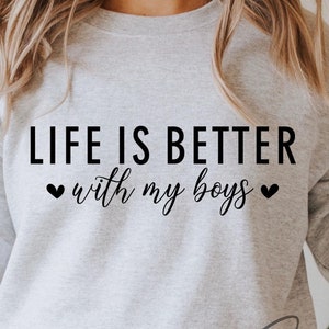 La vita è migliore con i miei ragazzi Svg, mamma Svg, file di taglio per Cricut per il design della maglietta della mamma Svg, vita da mamma Svg, Png, idee regalo per la festa della mamma digitali