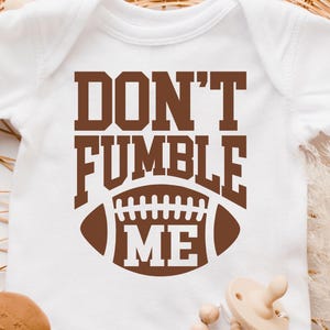 Non perdermi Svg, Body per neonati SVG, Tutina sportiva SVG, Tutina da football SVG, Citazione SVG, Neonato, Infante, Cartello per asilo nido, Bambino piccolo,