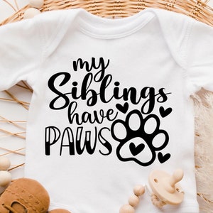 mijn broers en zussen hebben poten svg, hond onsie svg, baby onsie svg, hondenliefhebber baby svg, huisdiereigenaar onsie svg, babyshower onsie svg, poten svg, poot svg