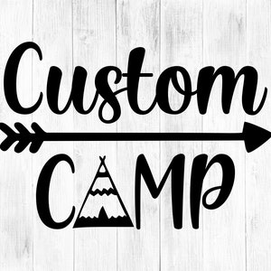 カスタム名キャンプ SVG、キャンプ シャツ SVG、キャンプ ライフ SVG、アドベンチャー SVG、キャンパー SVG、キャンプ 引用 SVG、旅行シャツ SVG
