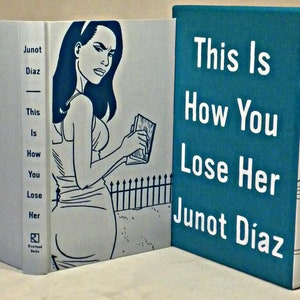 Puede incluir: Una portada de libro con un fondo turquesa y texto blanco que dice "This Is How You Lose Her Junot Diaz". La portada delantera presenta una ilustración en blanco y negro de una mujer con cabello largo y oscuro, vistiendo un top blanco sin mangas y una falda, sosteniendo un libro.