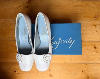 NOS Vintage Her Majesty White Pumps 7B | New Old Stock Original Box | Faux Leather Heels | Minimalist Retro 80s Bridal Shoes | FREE SHIPPING