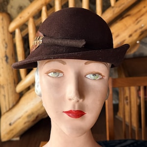 Vintage 90s Y2K Betmar Ivory Feather Halo Wool Felt Derby Hat Vintage Betmar Wool Felt Fedora Style Hat With Attached  main image 4