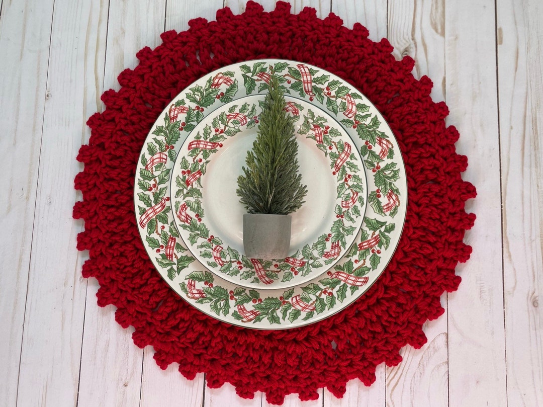Christmas Placemats, 16 Round Dinner Party Placemats, Round Christmas