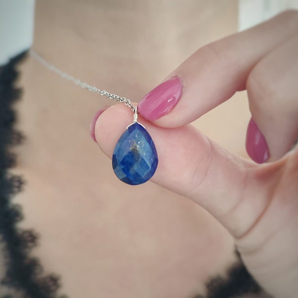 Collier argenté et son pendentif goutte facettée en Lapis lazuli véritable