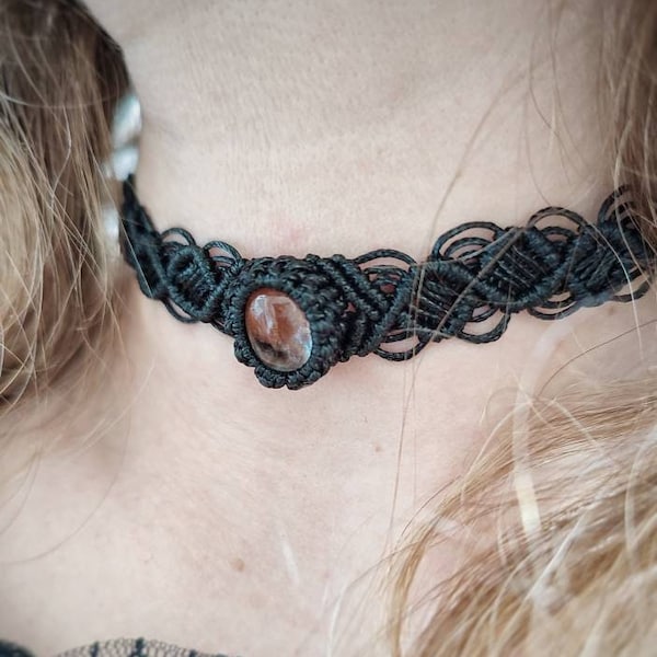 Collier ras de cou en micro macramé noir réglable et son cabochon en quartz rutile