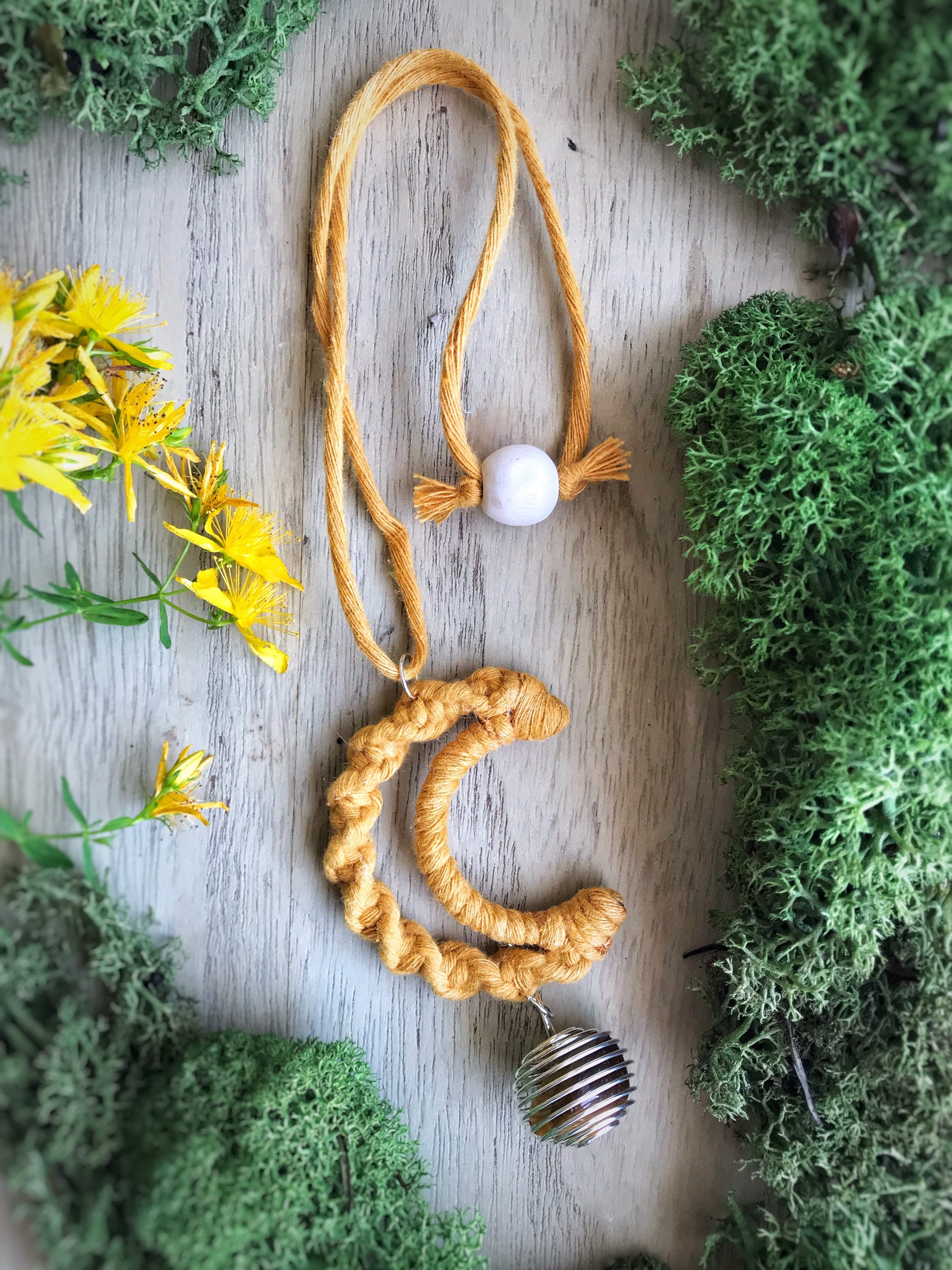 Grigri/Charm's de Rétroviseur en Macramé Lune et Œil Tigre