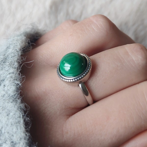 Jolie bague en argent S925 et cabochon en malachite