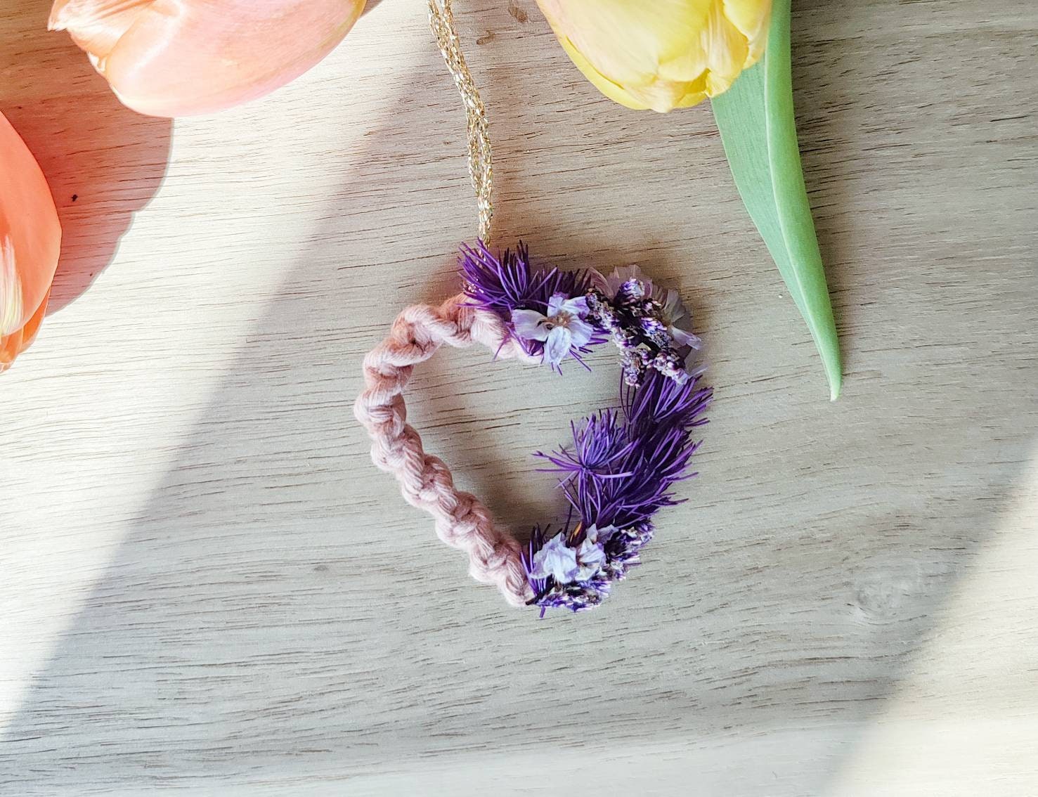 Cœur en Macramé et Fleurs Séchées Rose Bohème Doré