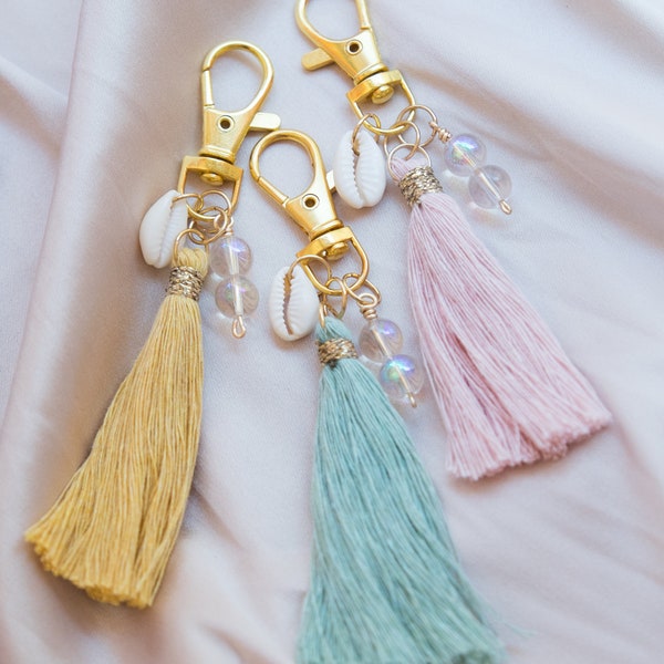 Porte clefs pompon coloris pastel et pampilles coquillage cauris et perles en quartz Aqua aura