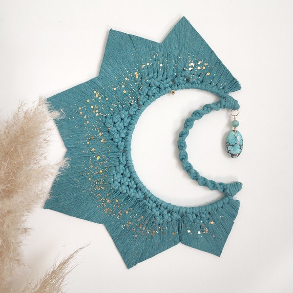 Lune en macramé stabilisé bleu canard avec paillettes et pierre de Turquoise et perle d'amazonite