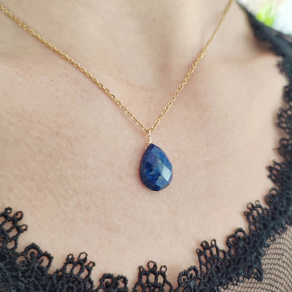 Collier doré et son pendentif goutte facettée en Lapis lazuli véritable