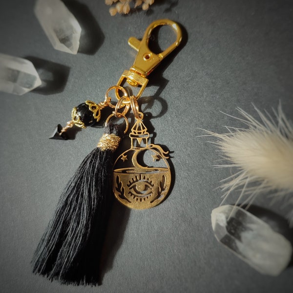 Porte clefs pompon noir et doré, pampilles potion magique et perle en onyx noire