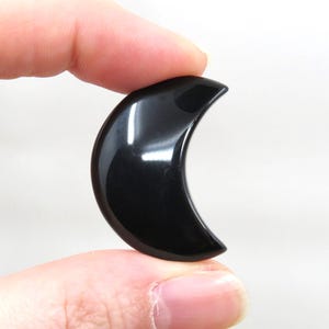 Black Onyx Carved Crescent Moon 5.7g 31.5mm x 22.8mm - Loose Gemstone, Flat Back