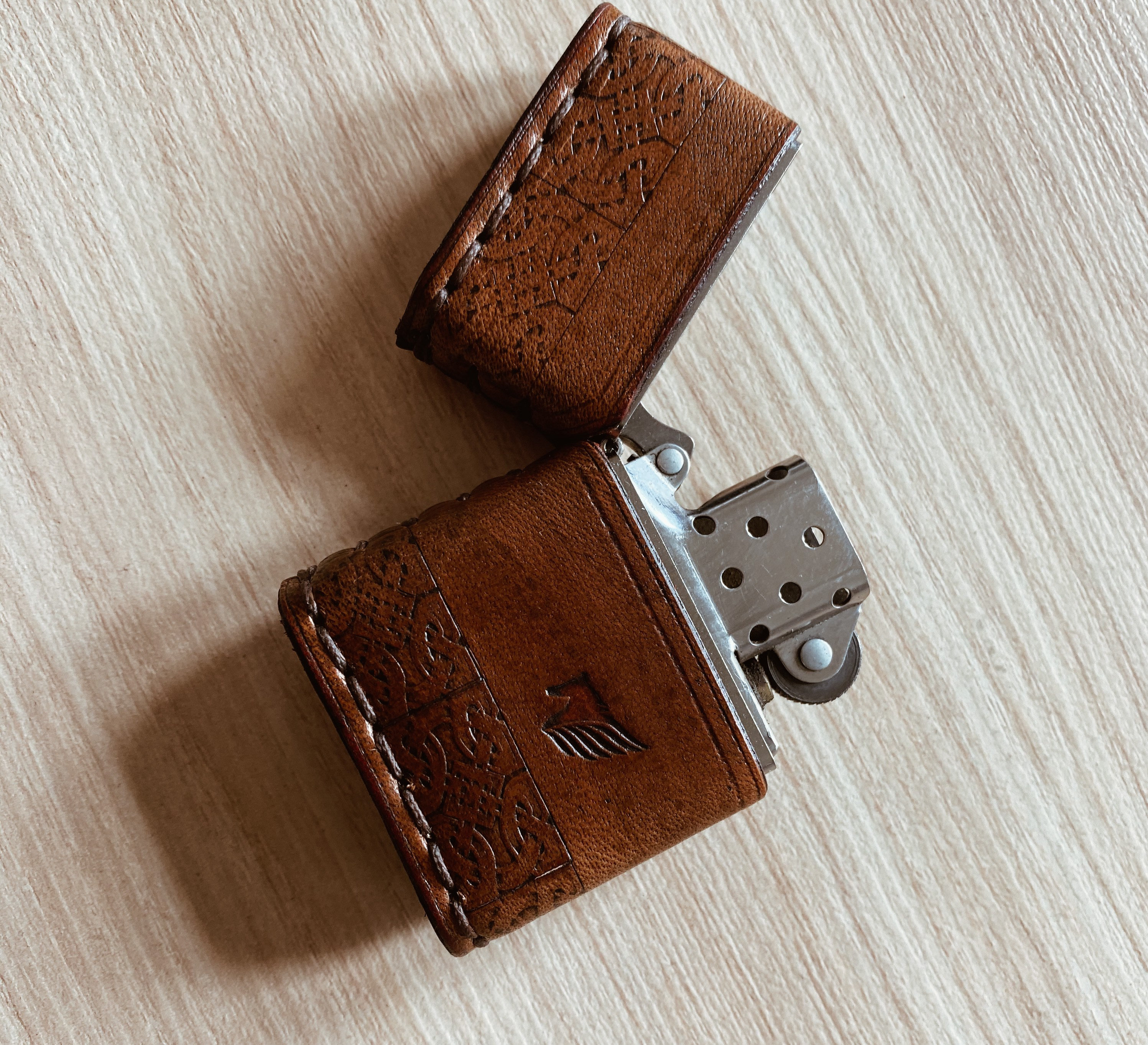 etui cuir avec clip pour briquet + briquet Zippo airborne