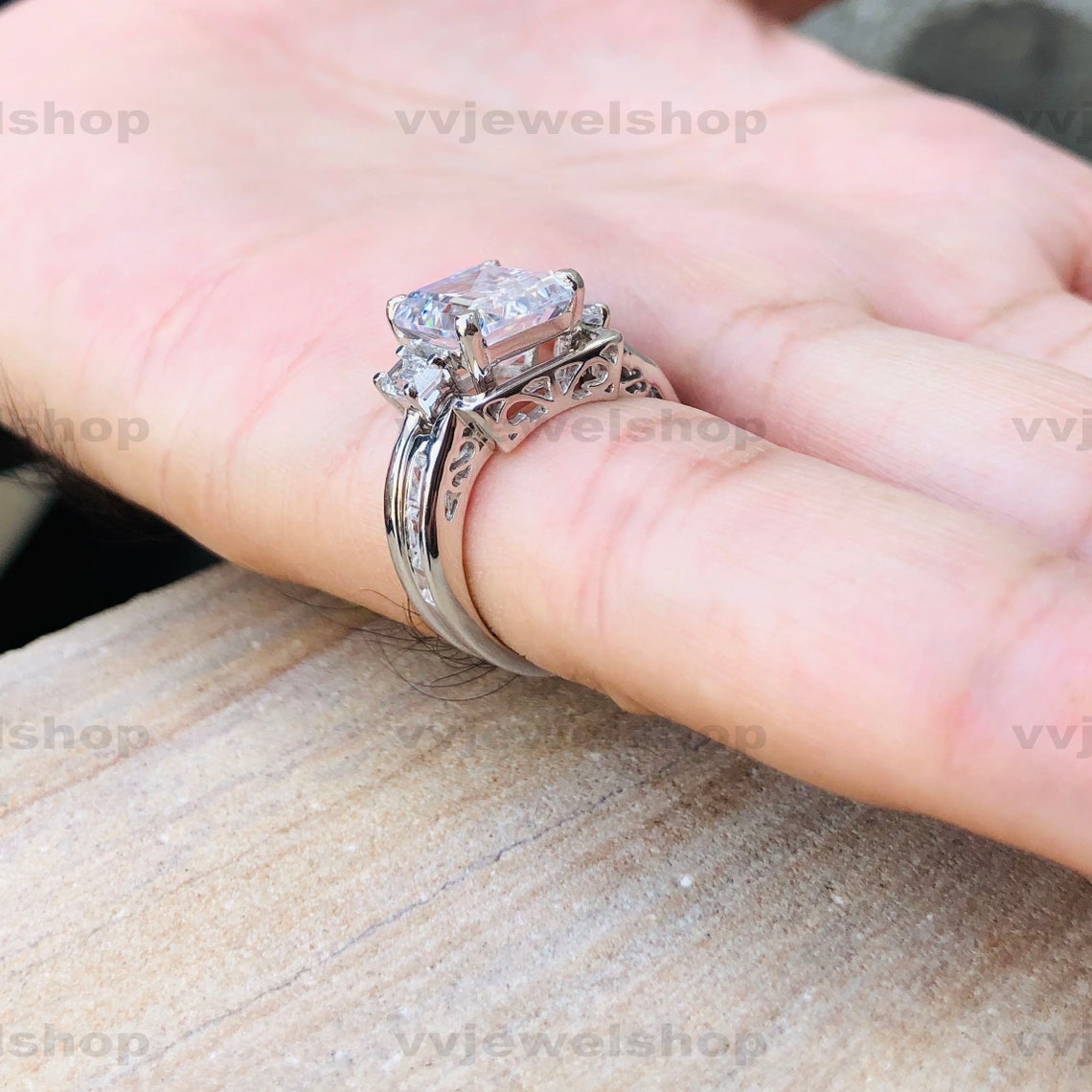 Anello In Oro Bianco 18kt Con Zaffiro Ovale Centrale E Doppio Giro Di Diamanti - Foto 11