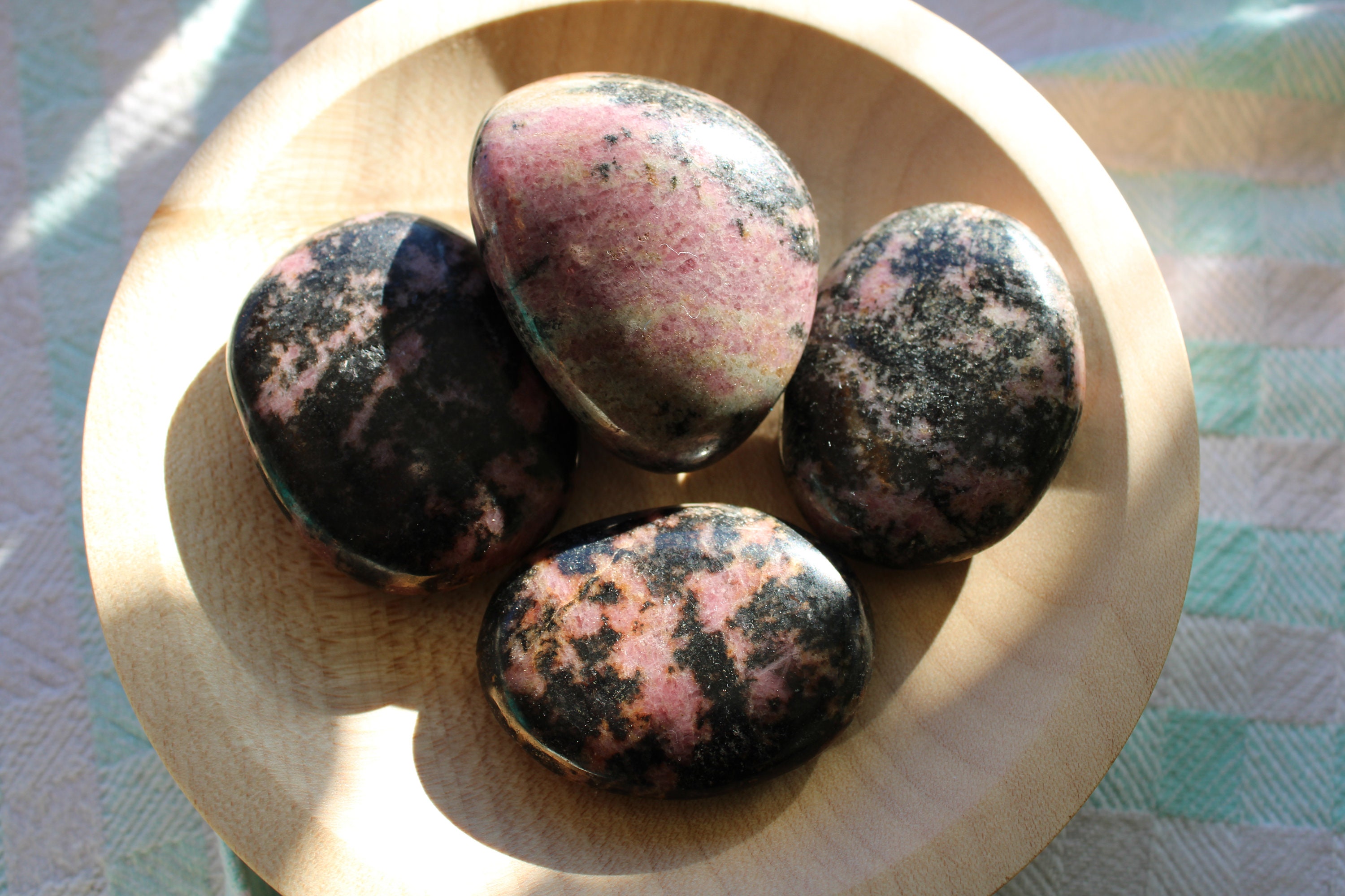 Galet Rhodonite Rose Madagascar - Pardon & Acceptation