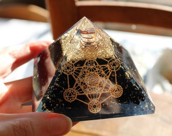 Pyramide Orgonite Tourmaline Noire et Cube de Métatron