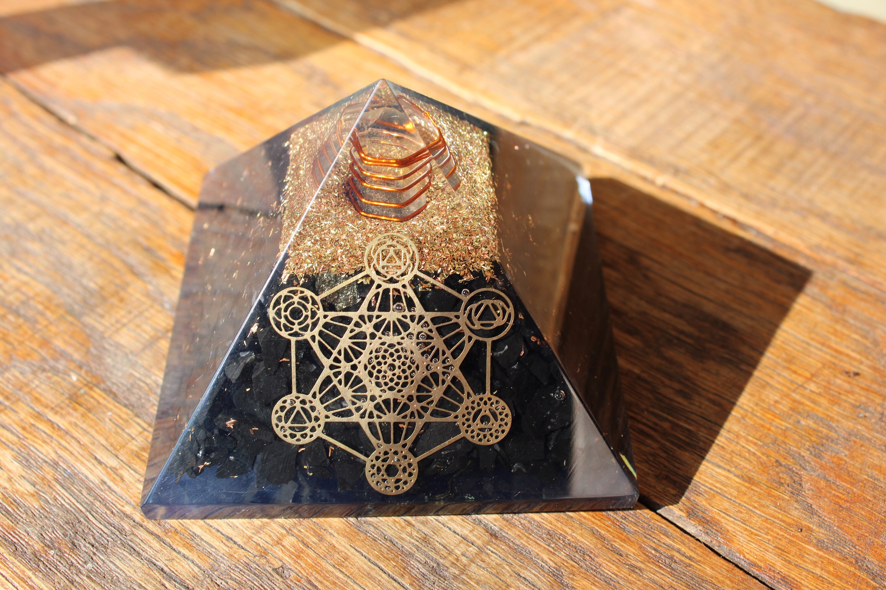 Pyramide Orgonite Shungite et Cube de Métatron