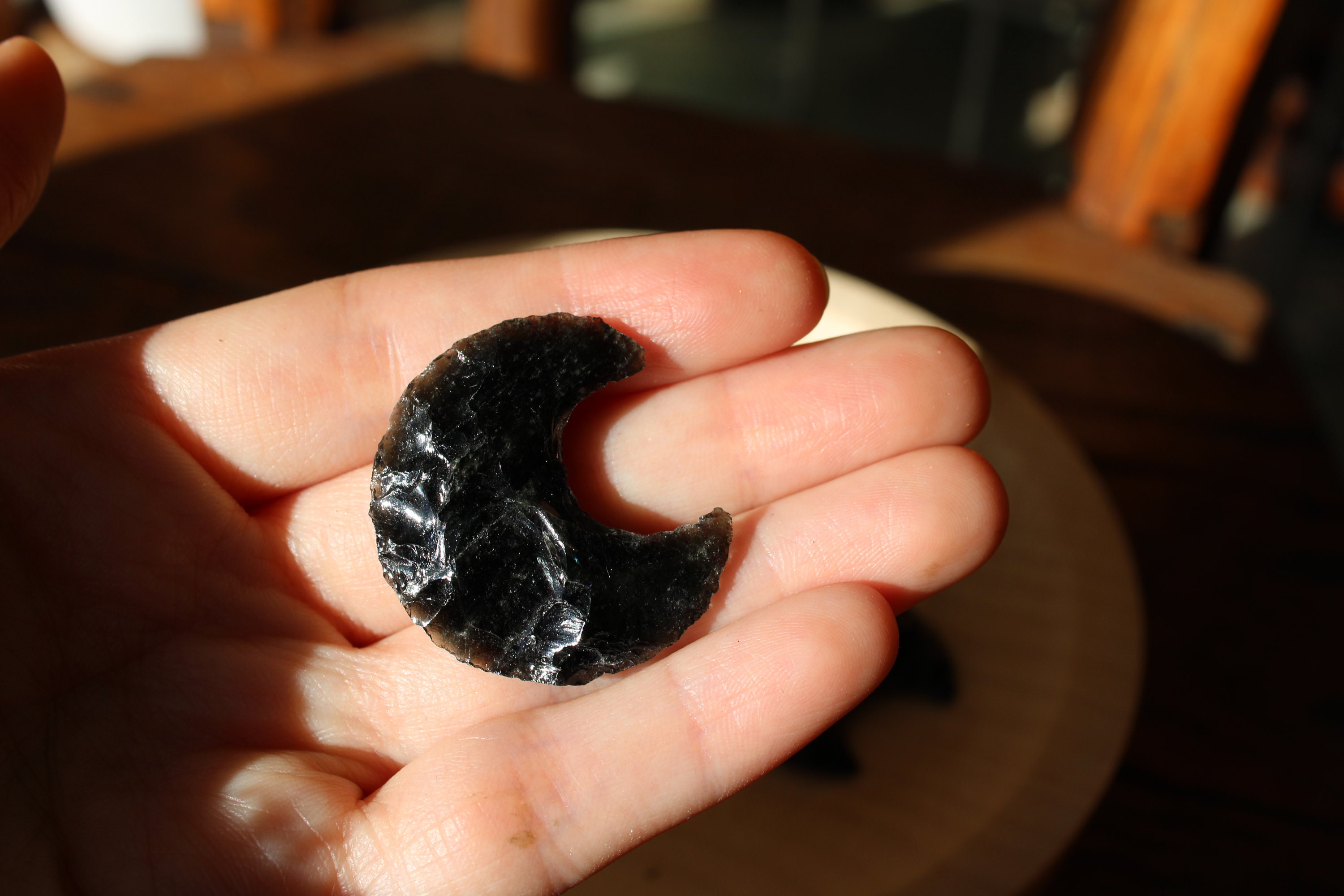 Grattoir en Obsidienne Noire en Forme de Lune Soins du Visage
